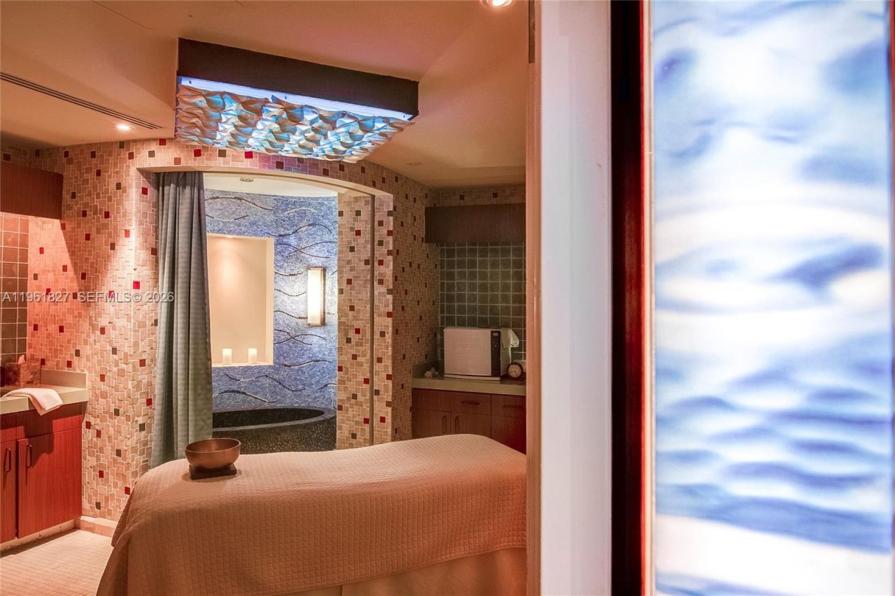 6801 Collins Ave , Unit 1110 (Door, Miami Beach, FL 33141 Photo