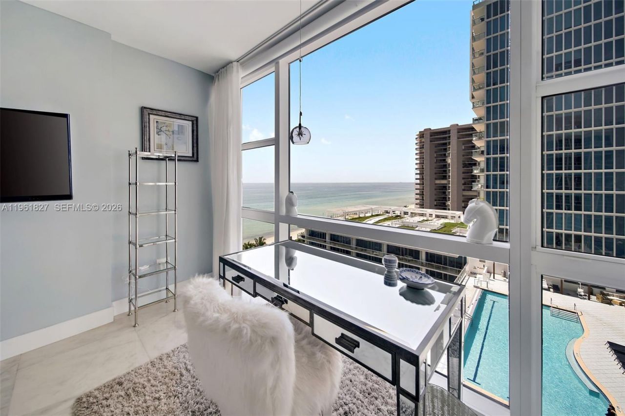 6801 Collins Ave , Unit 1110 (Door, Miami Beach, FL 33141 Photo