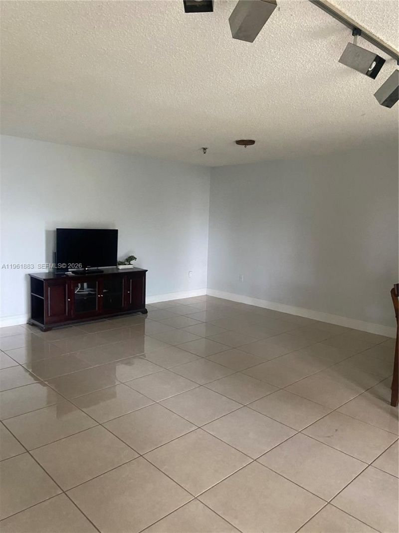 665 NE 195th St, Unit 119, Miami, FL 33179 Photo