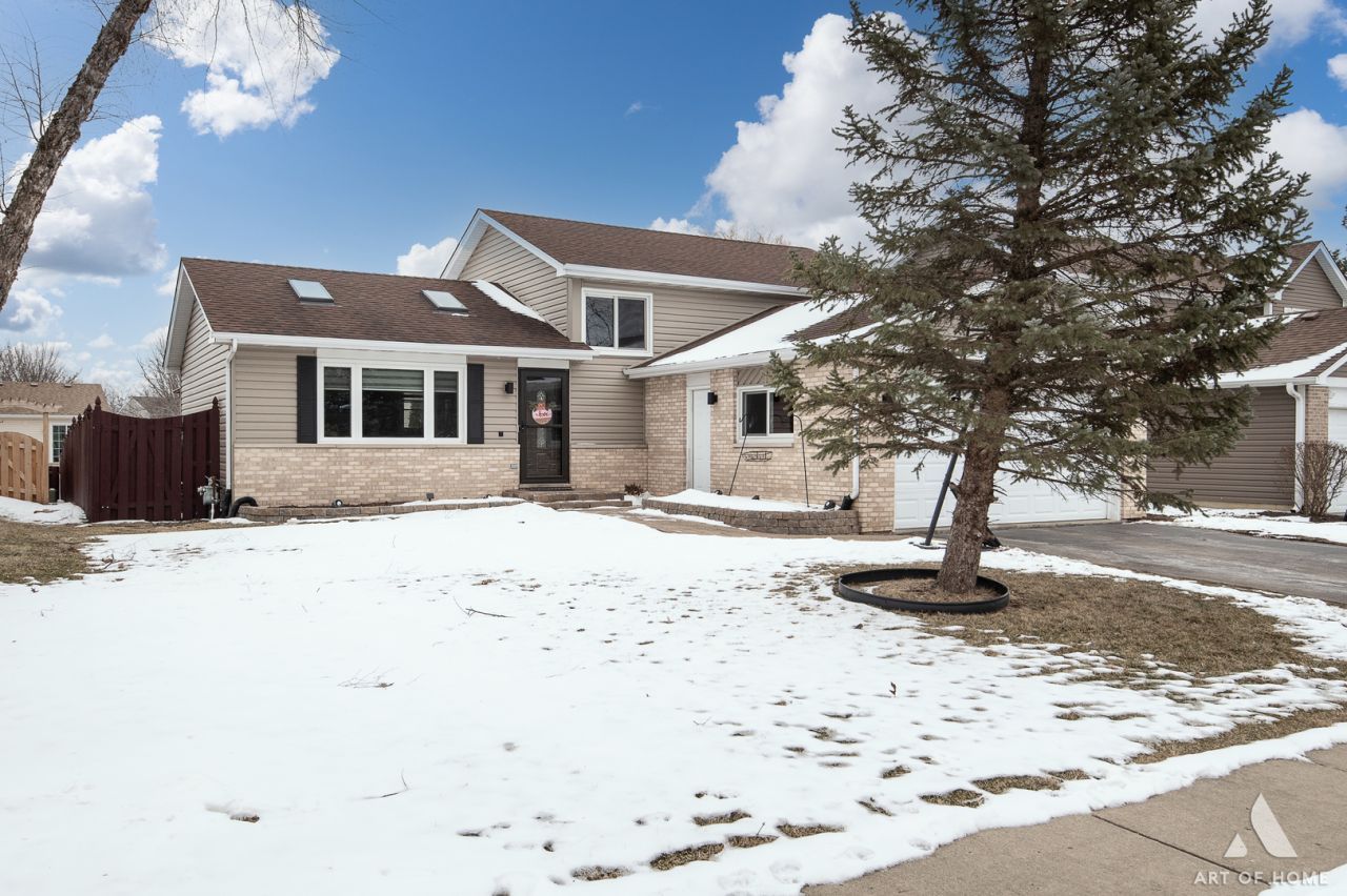 2800 Brisbane Drive, Lake in the Hills, IL 60156 Main Photo