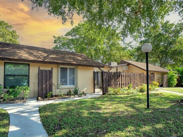 135 Essex Rd, Unit 2-28, Hollywood, FL 33024