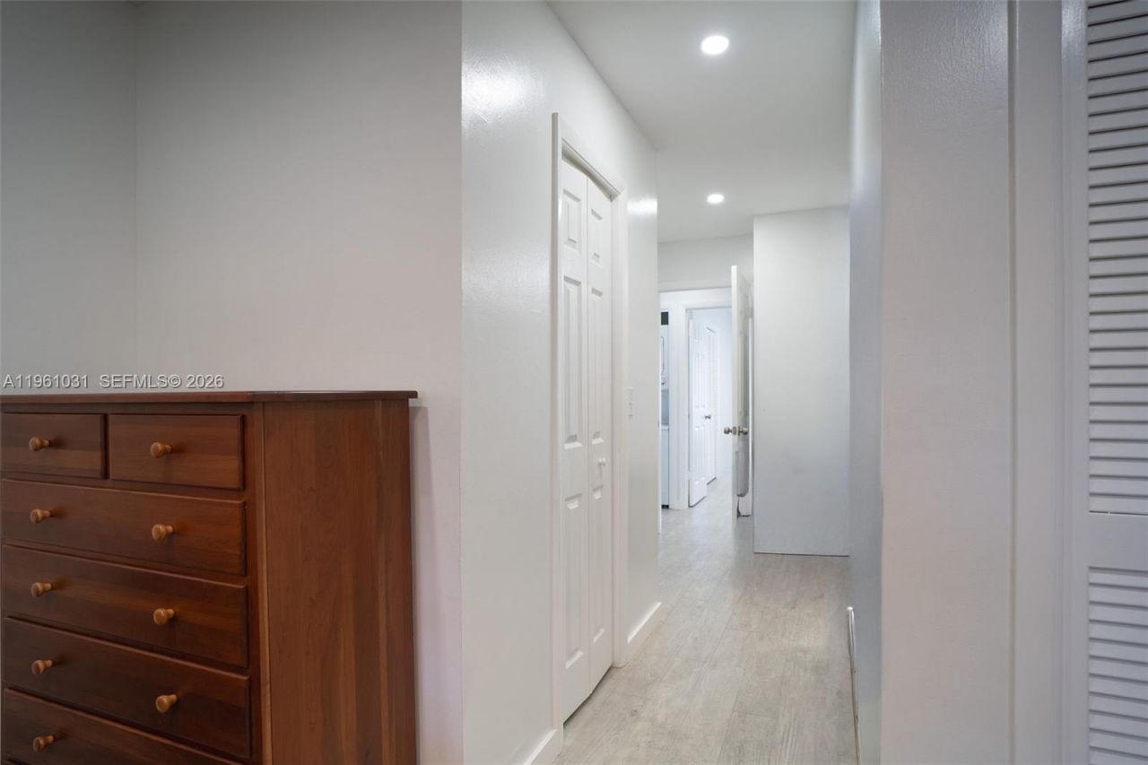 135 Essex Rd, Unit 2-28, Hollywood, FL 33024 Photo