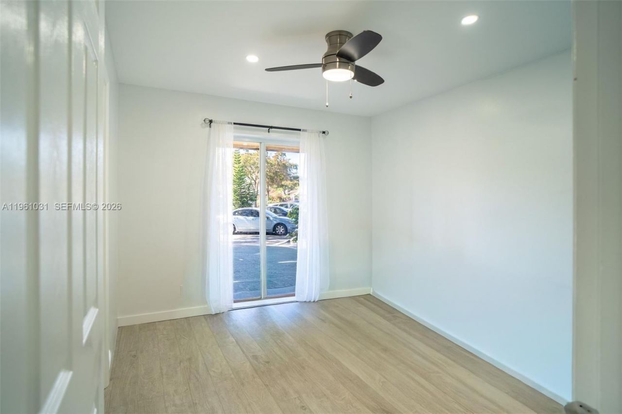 135 Essex Rd, Unit 2-28, Hollywood, FL 33024 Photo