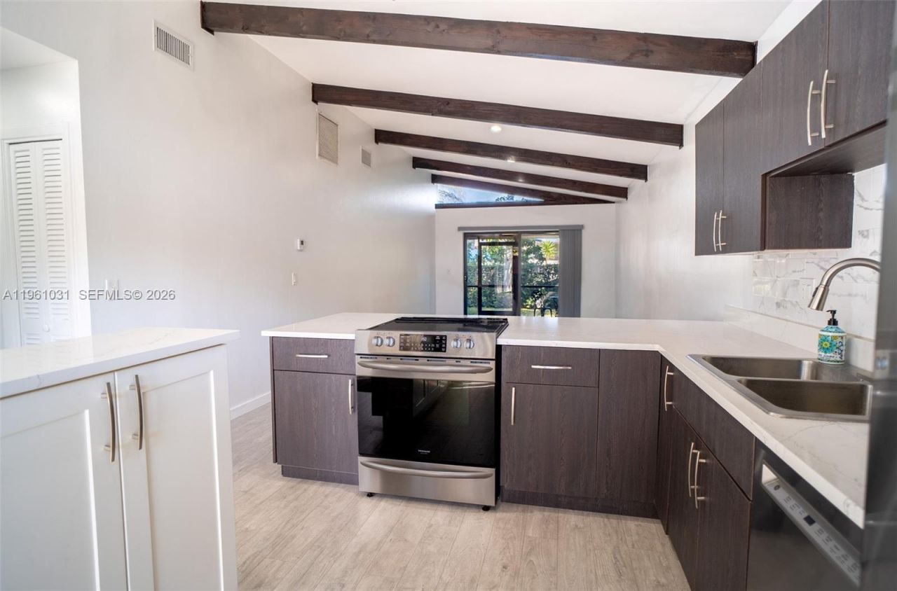 135 Essex Rd, Unit 2-28, Hollywood, FL 33024 Photo