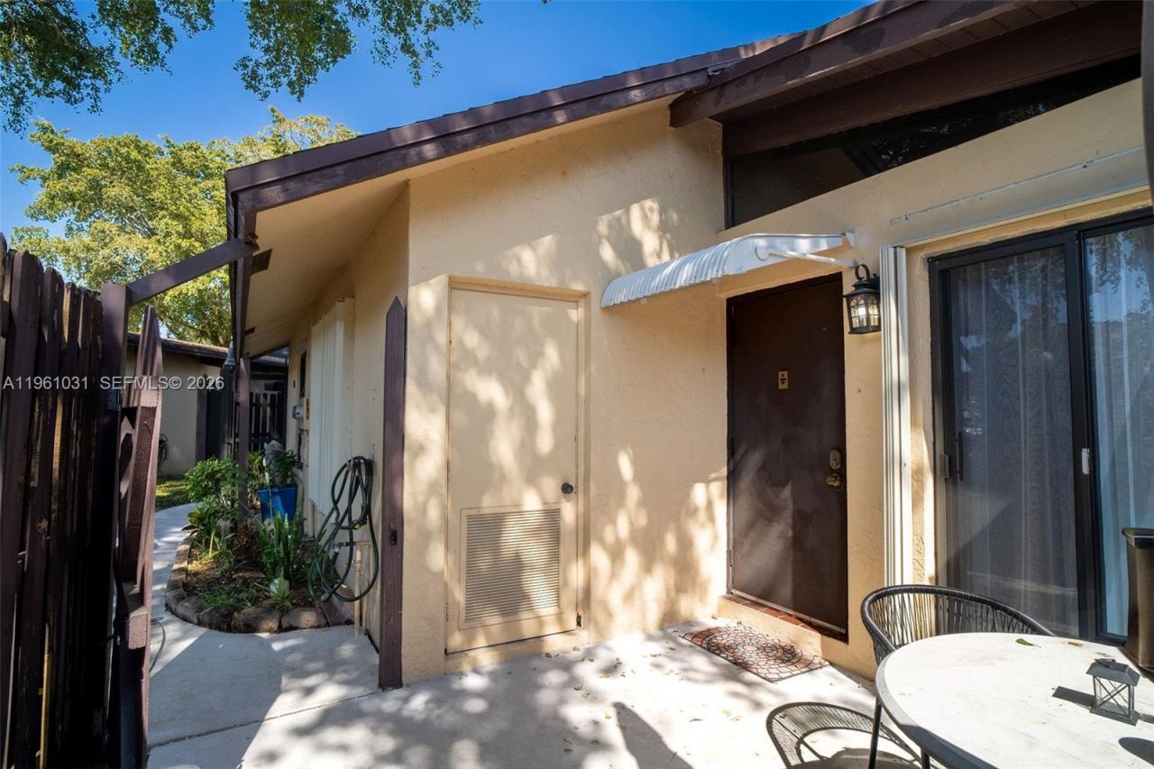 135 Essex Rd, Unit 2-28, Hollywood, FL 33024 Photo