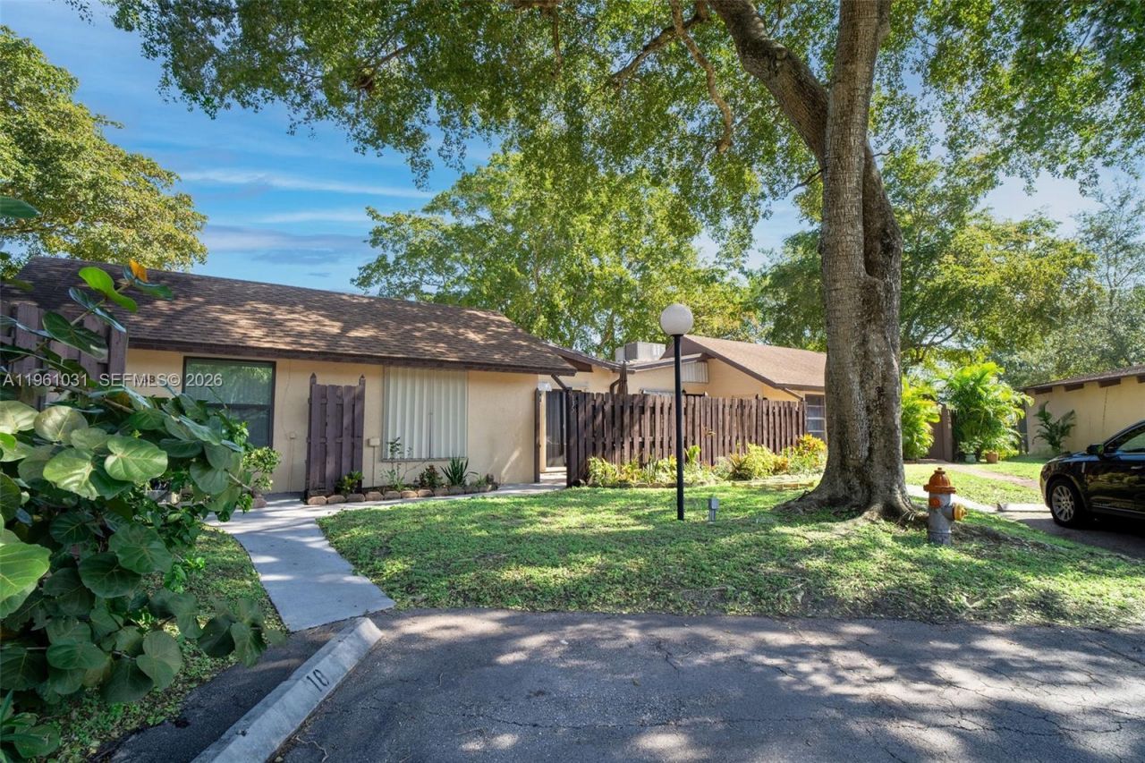 135 Essex Rd, Unit 2-28, Hollywood, FL 33024 Photo