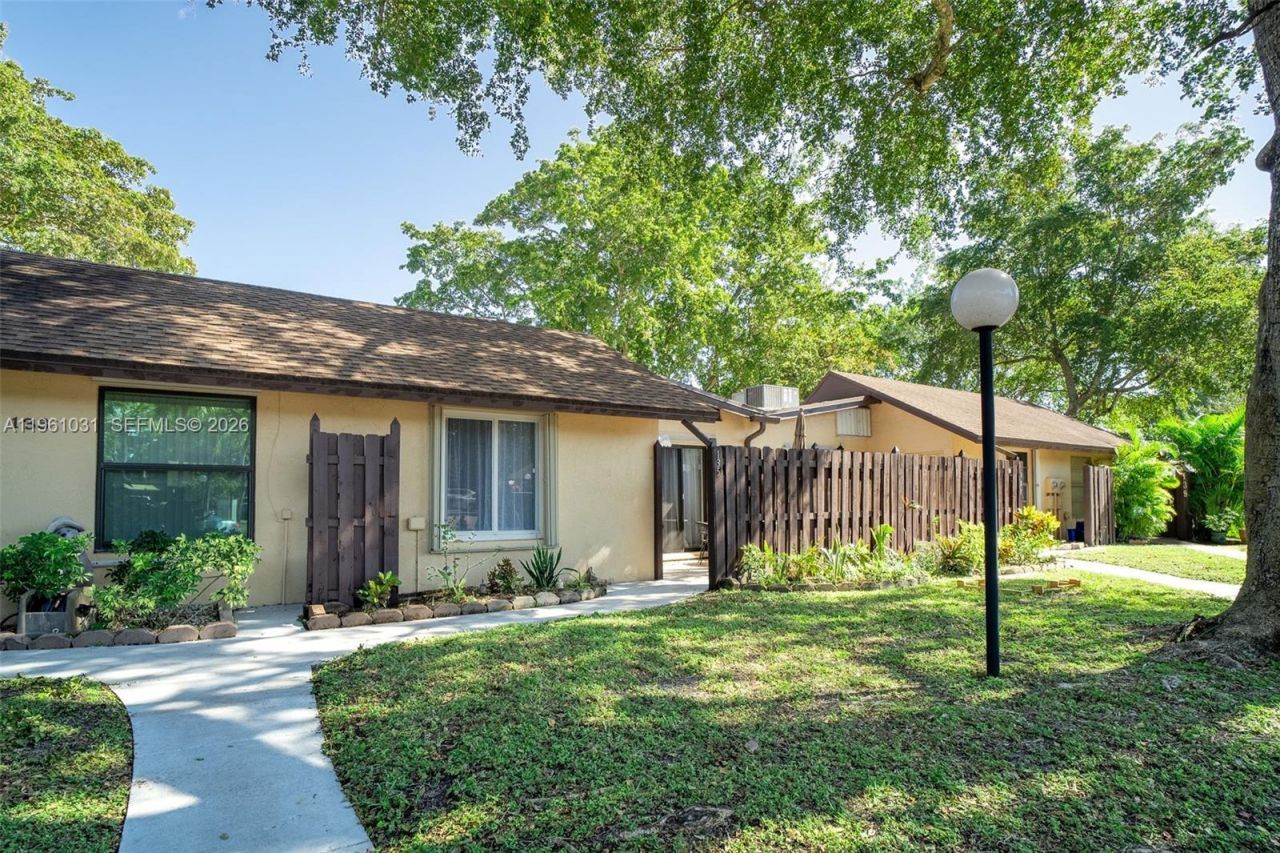 135 Essex Rd, Unit 2-28, Hollywood, FL 33024 Photo