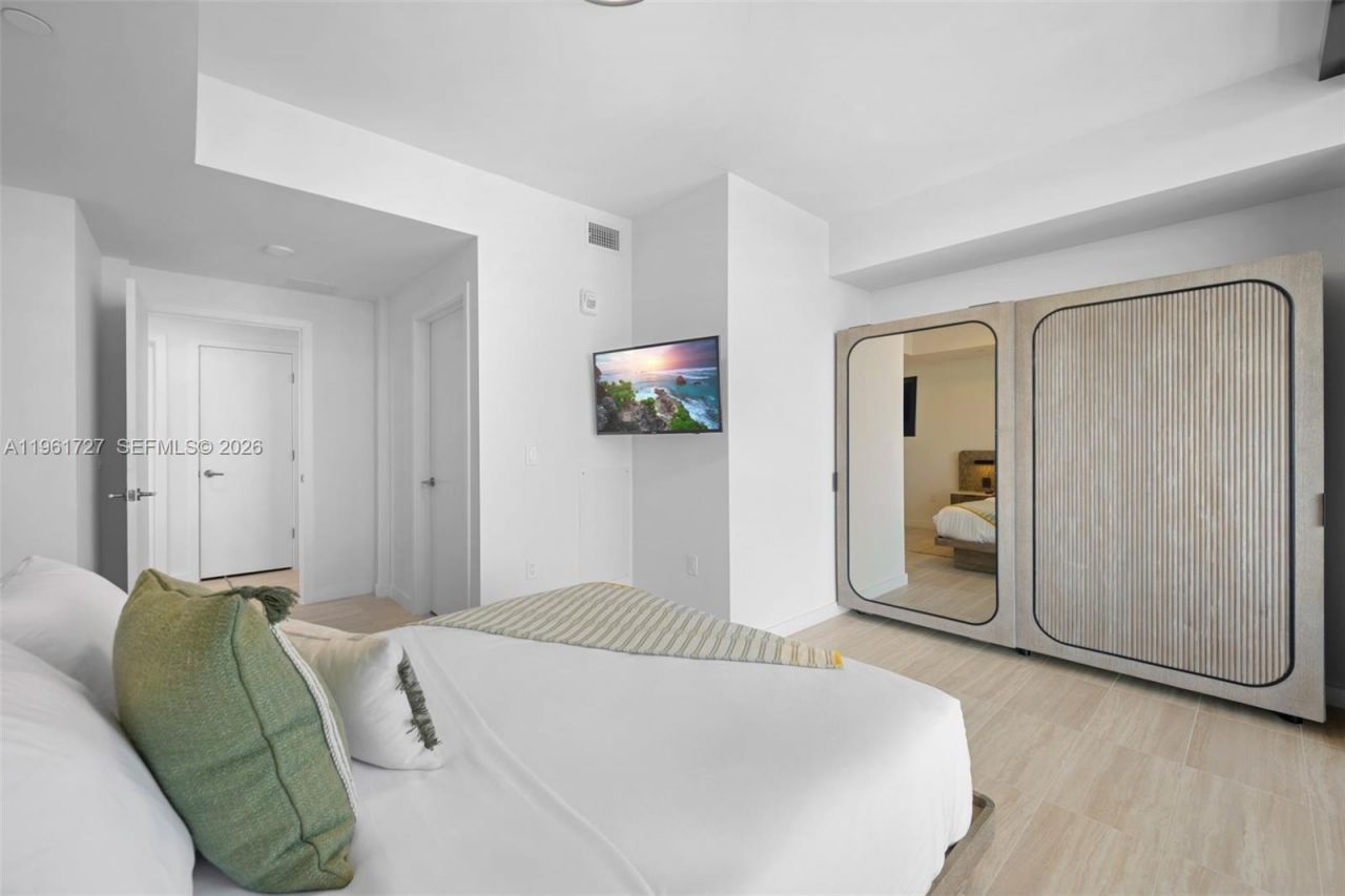 580 72nd St , Unit 1210, Miami Beach, FL 33141 Photo