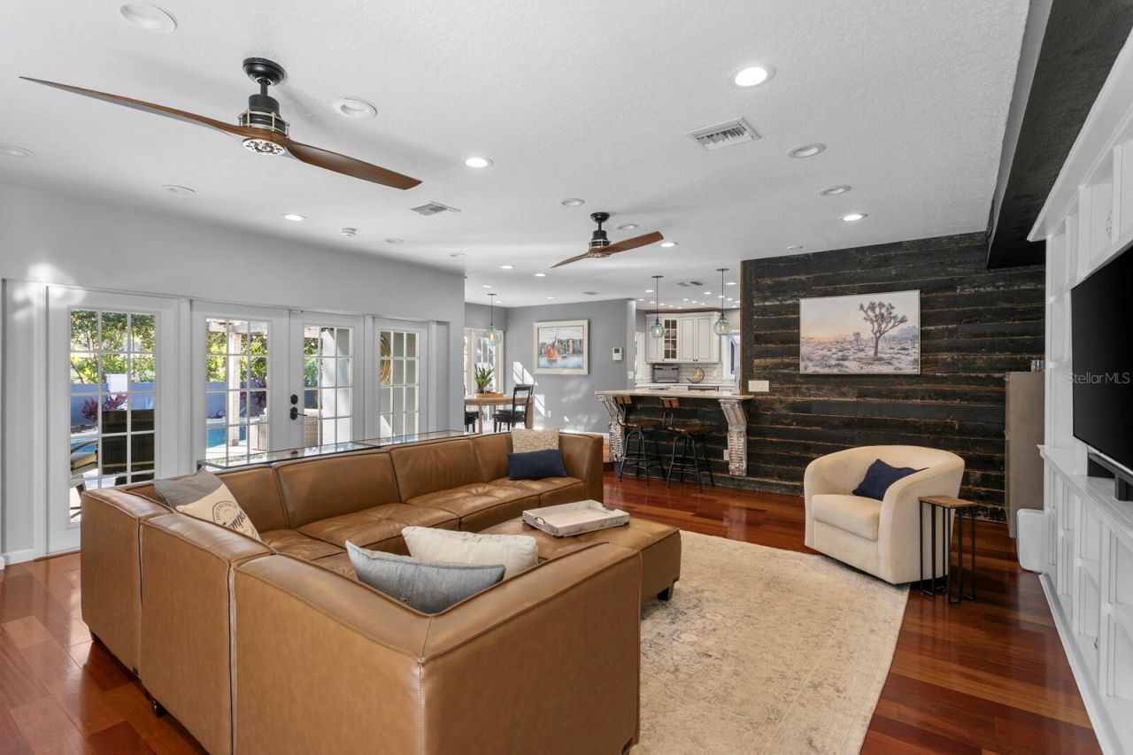 10402 Oakbrook Drive, Tampa, FL 33618 Photo