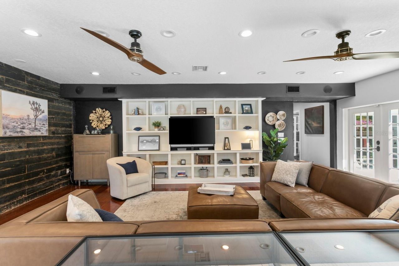 10402 Oakbrook Drive, Tampa, FL 33618 Photo