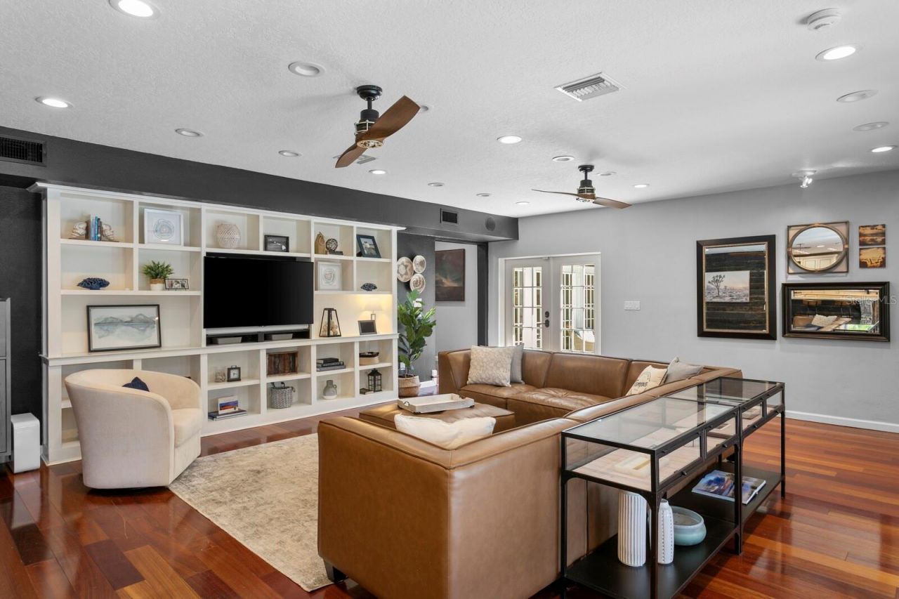 10402 Oakbrook Drive, Tampa, FL 33618 Photo