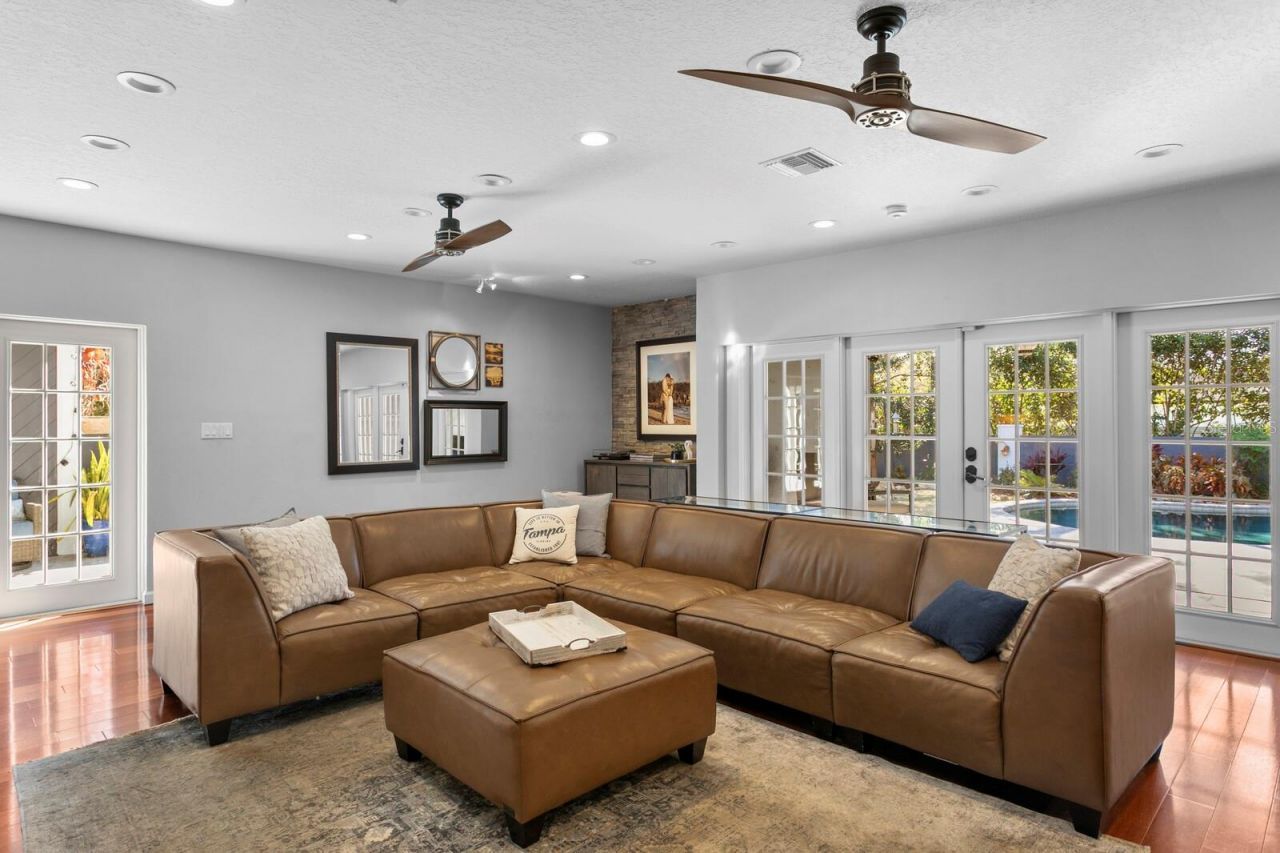 10402 Oakbrook Drive, Tampa, FL 33618 Photo