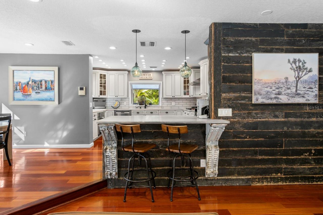 10402 Oakbrook Drive, Tampa, FL 33618 Photo