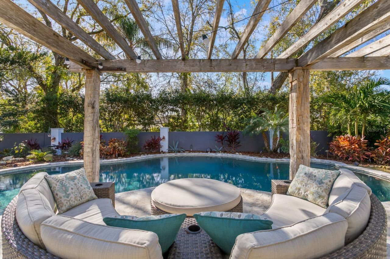 10402 Oakbrook Drive, Tampa, FL 33618 Photo