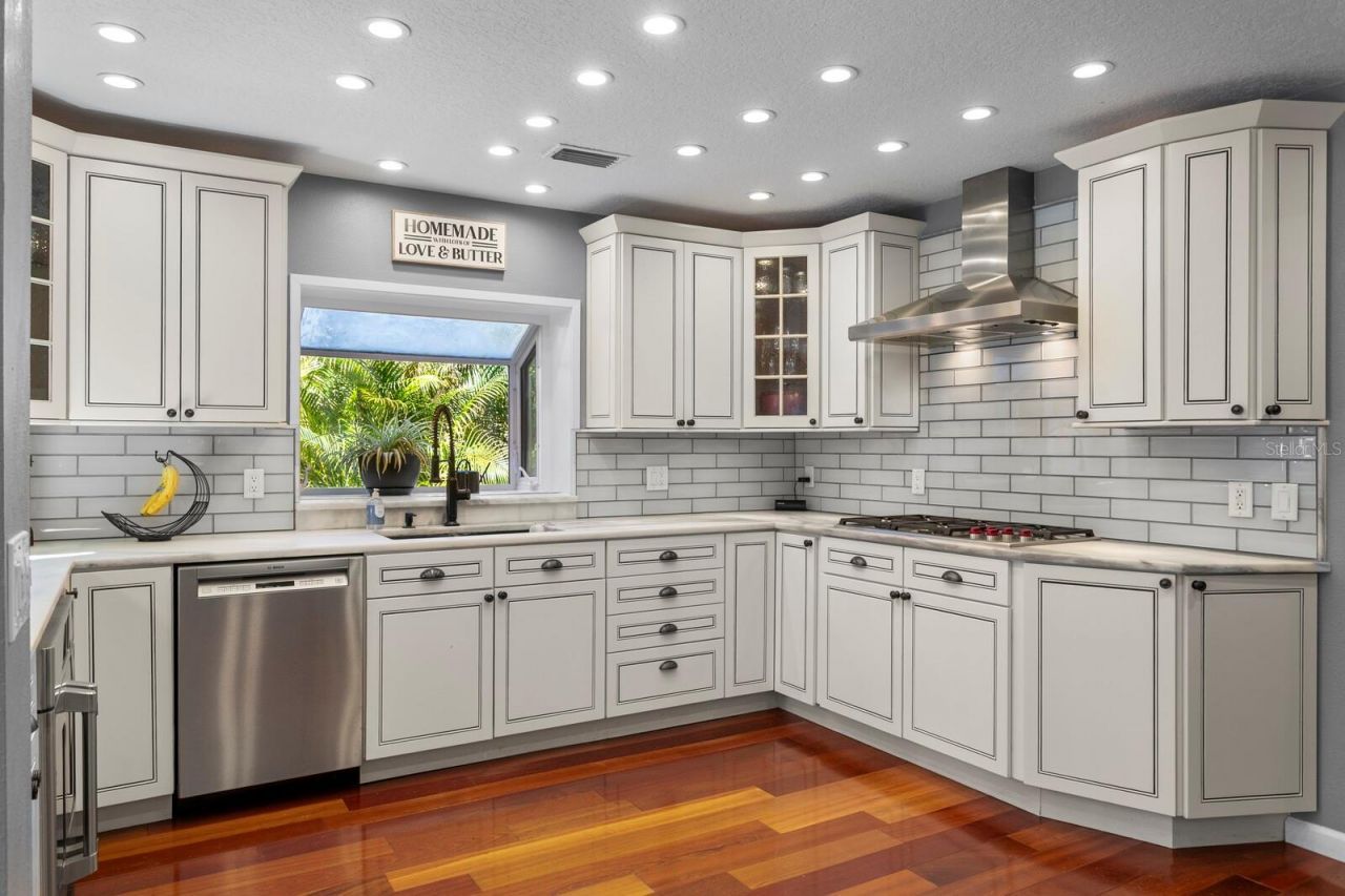 10402 Oakbrook Drive, Tampa, FL 33618 Photo