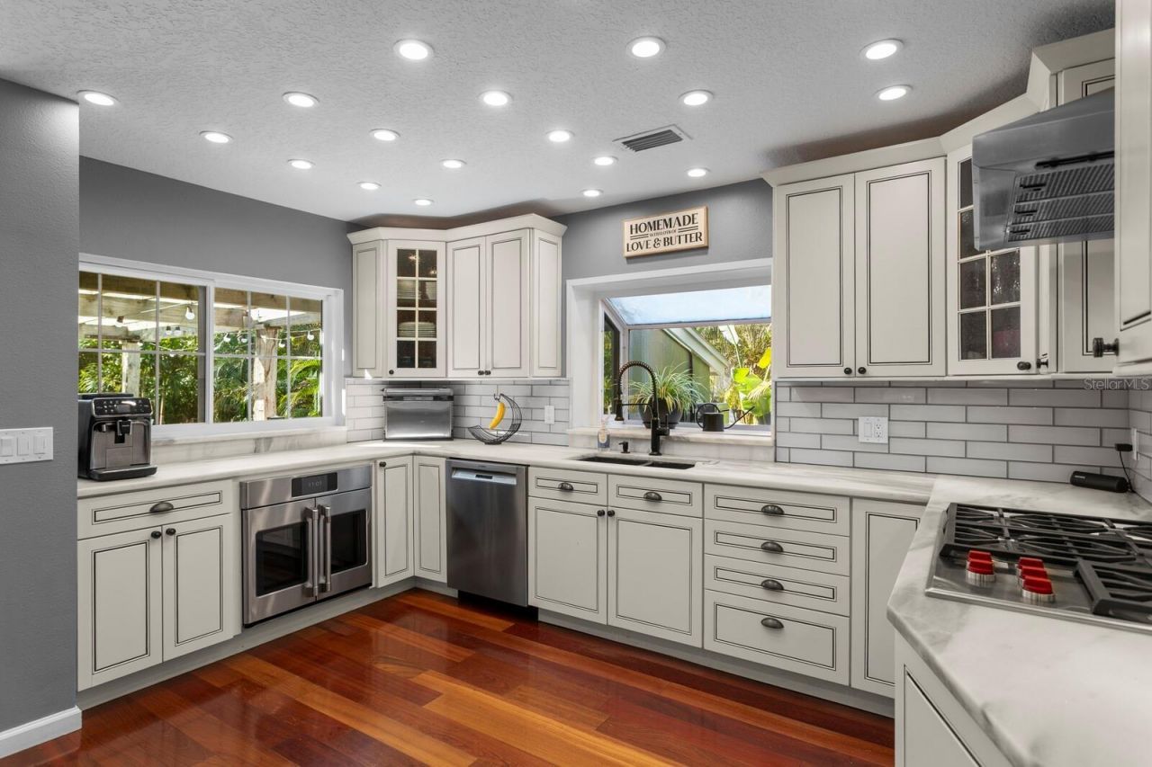 10402 Oakbrook Drive, Tampa, FL 33618 Photo