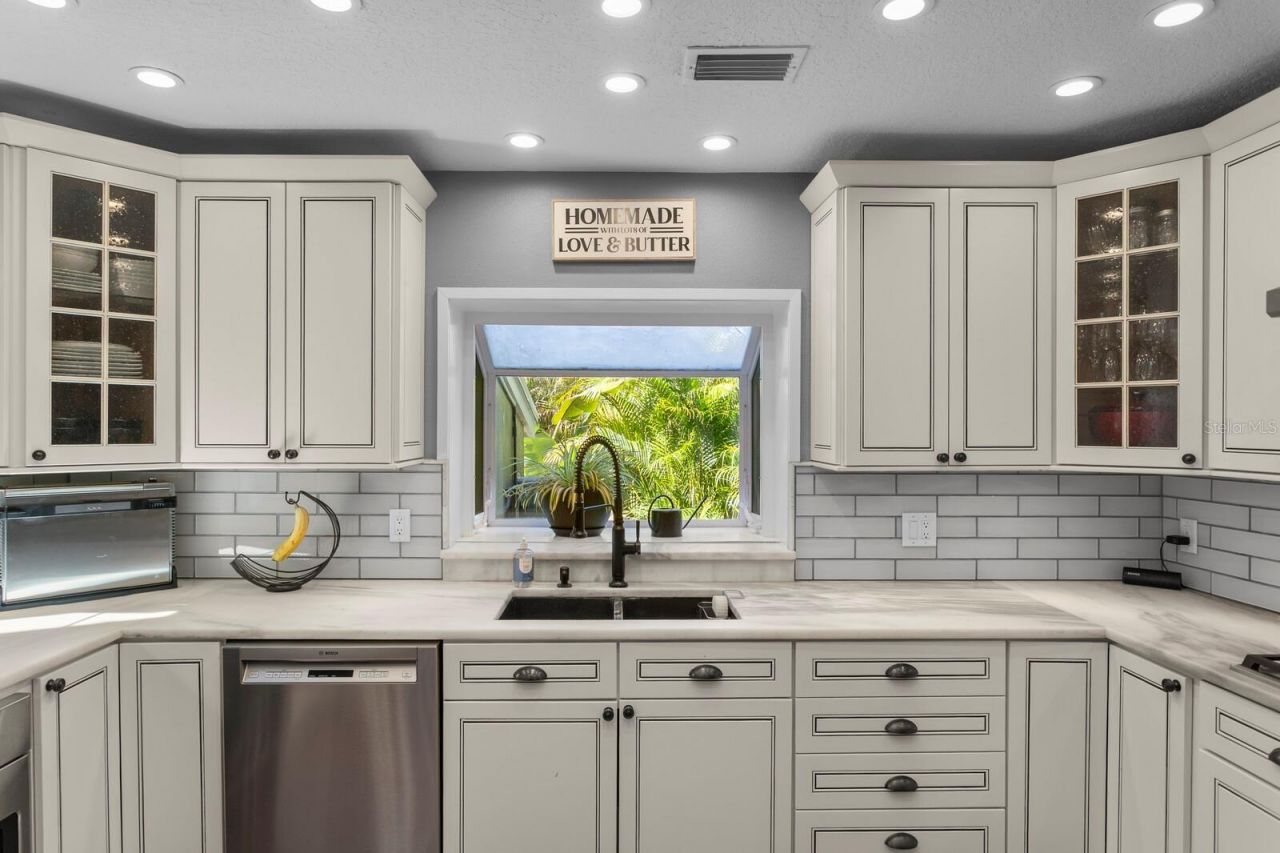 10402 Oakbrook Drive, Tampa, FL 33618 Photo