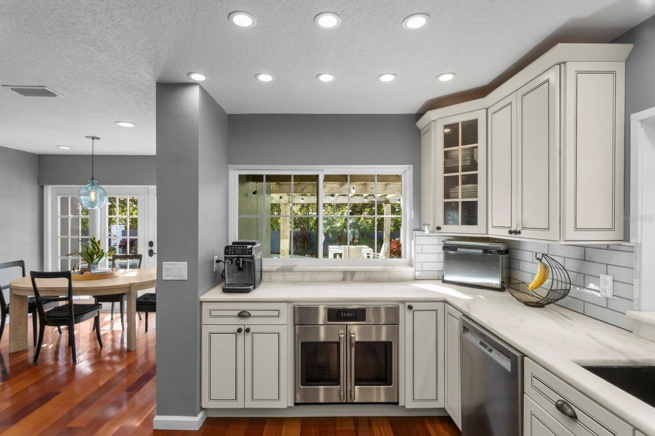 10402 Oakbrook Drive, Tampa, FL 33618 Photo