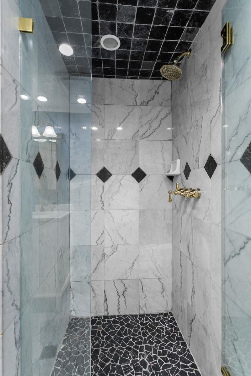 10402 Oakbrook Drive, Tampa, FL 33618 Photo