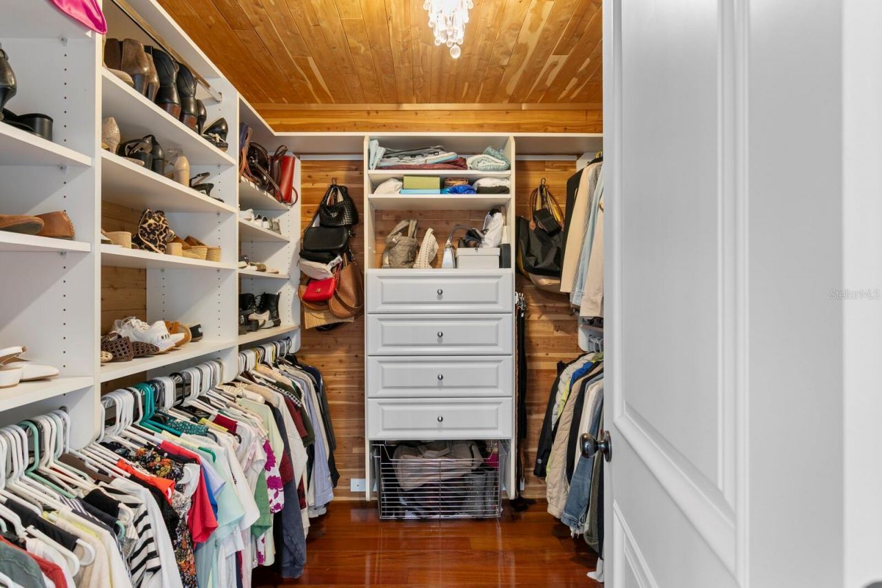 10402 Oakbrook Drive, Tampa, FL 33618 Photo