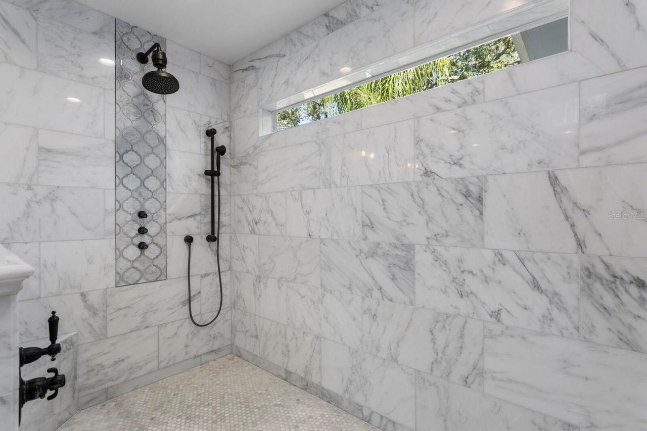 10402 Oakbrook Drive, Tampa, FL 33618 Photo