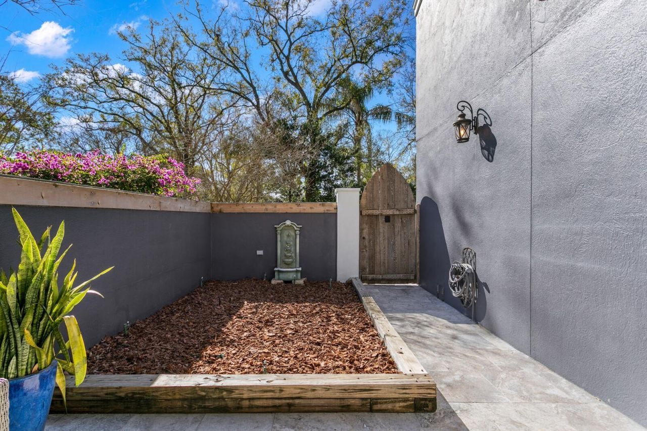 10402 Oakbrook Drive, Tampa, FL 33618 Photo