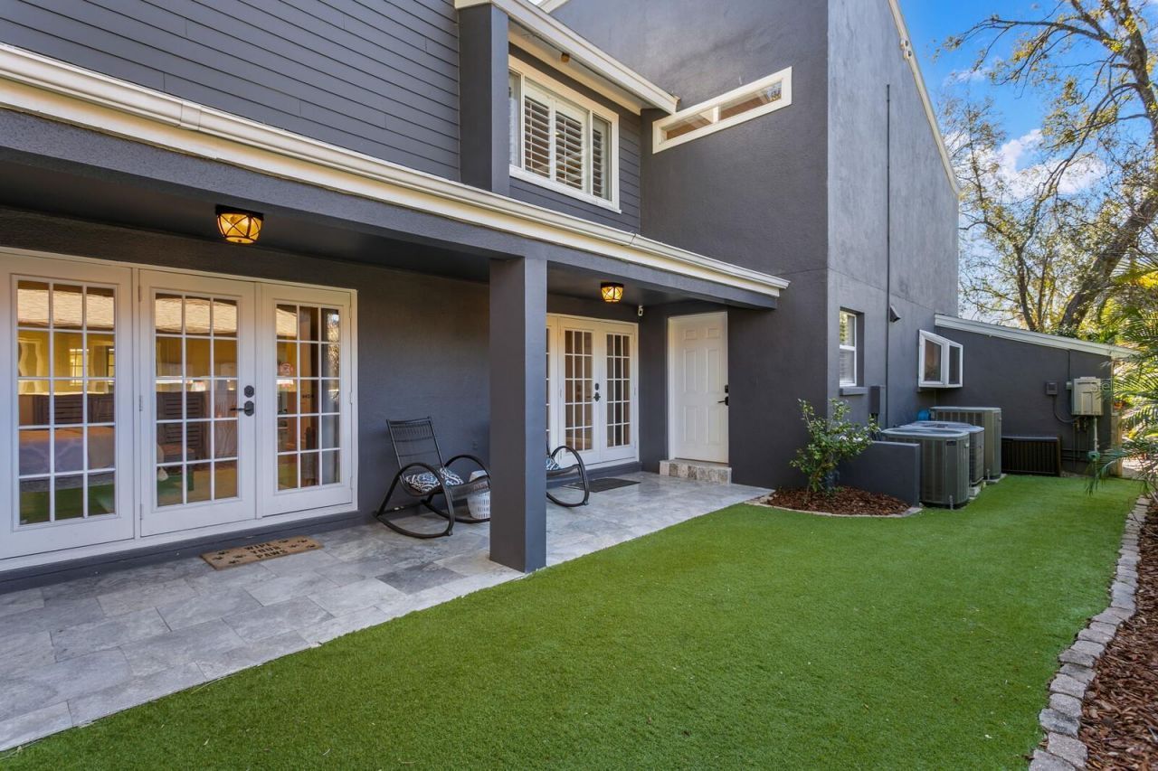 10402 Oakbrook Drive, Tampa, FL 33618 Photo