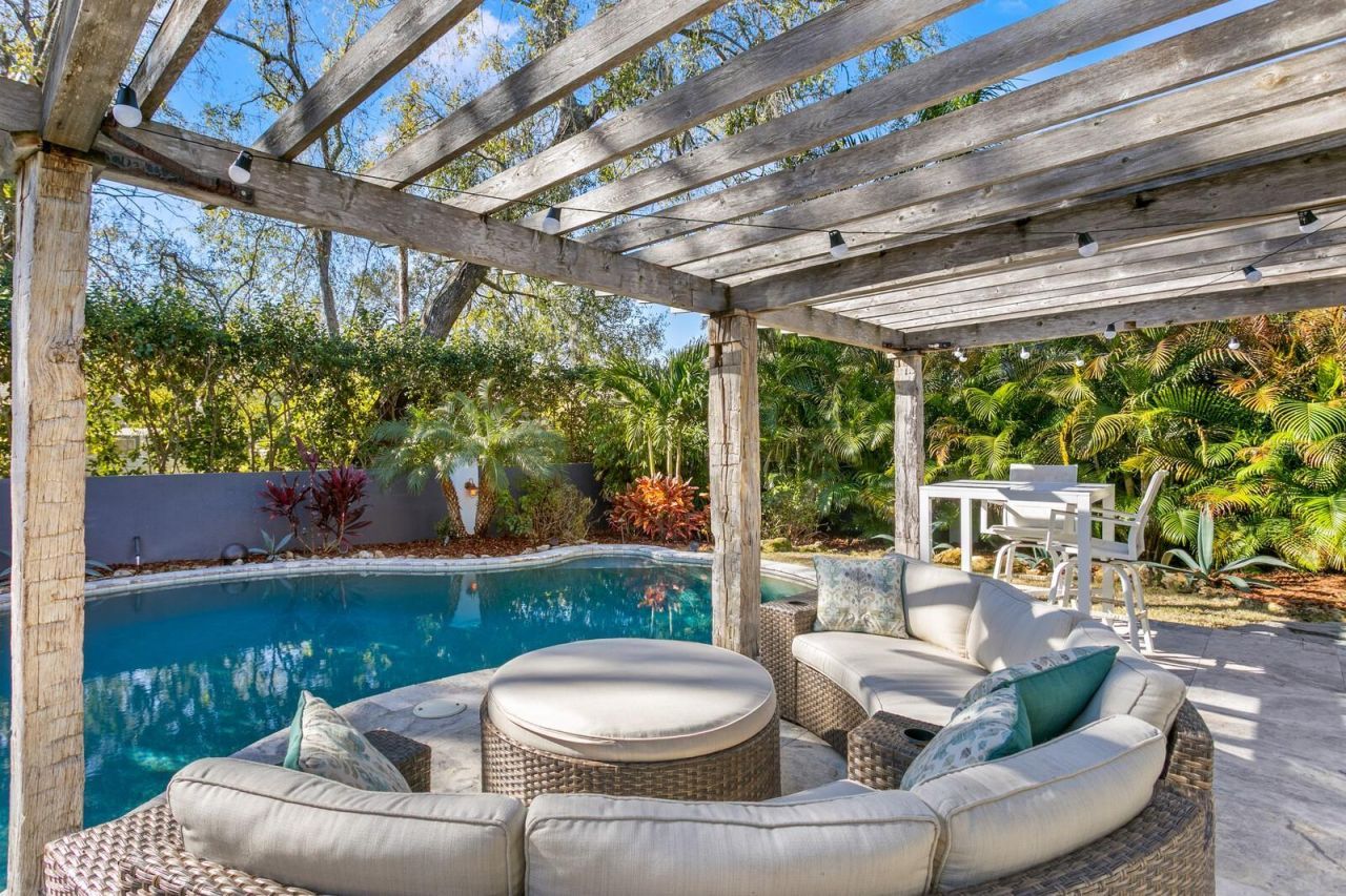 10402 Oakbrook Drive, Tampa, FL 33618 Photo