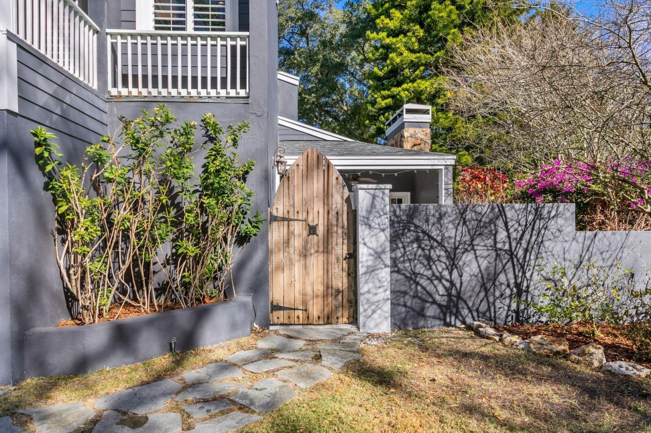 10402 Oakbrook Drive, Tampa, FL 33618 Photo