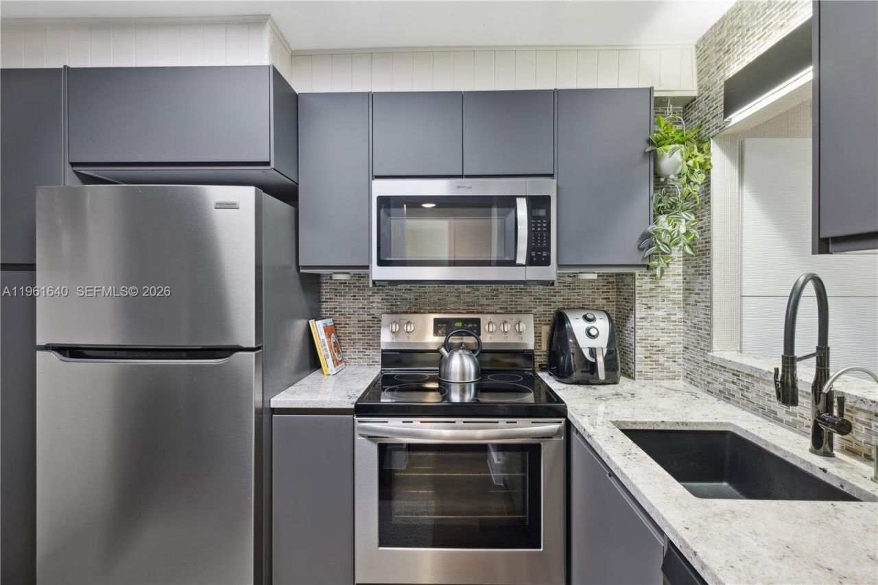 1020 Meridian Ave, Unit 403, Miami Beach, FL 33139 Photo