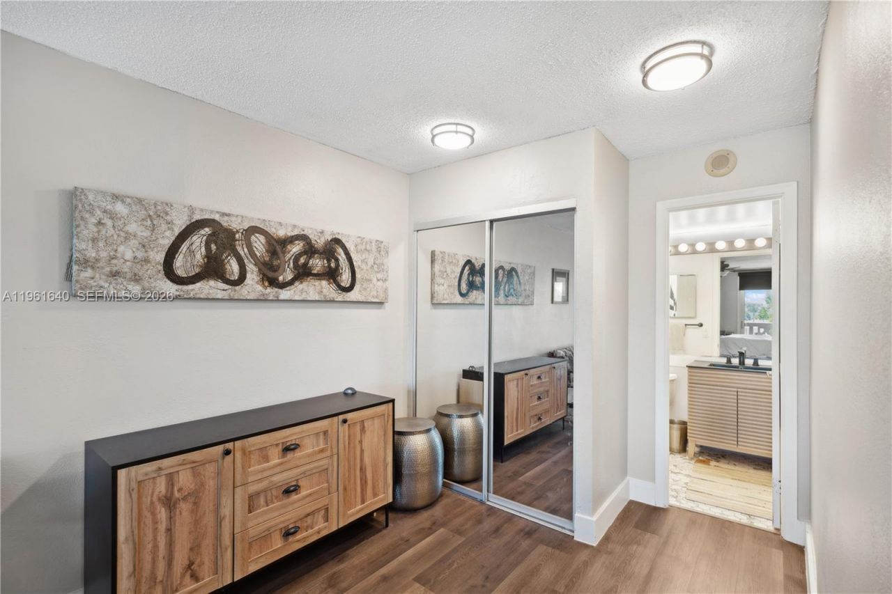 1020 Meridian Ave, Unit 403, Miami Beach, FL 33139 Photo