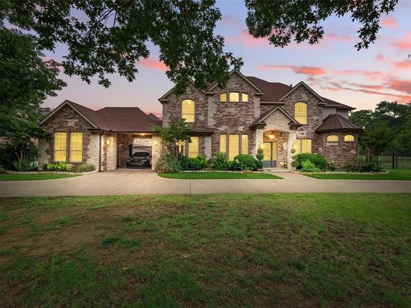 2056 Willow Bend Drive, Oak Leaf, TX 75154