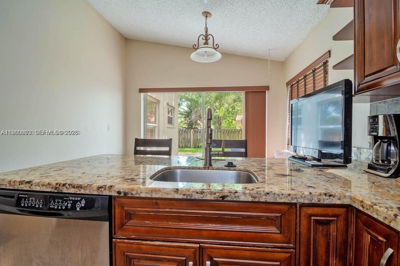 1217 NW 125th Ter, Sunrise, FL 33323 Photo