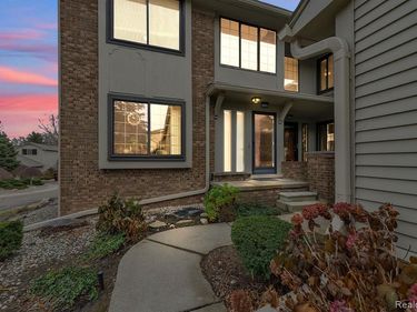 7258 Creeks Bend Court, West Bloomfield Twp, MI 48322