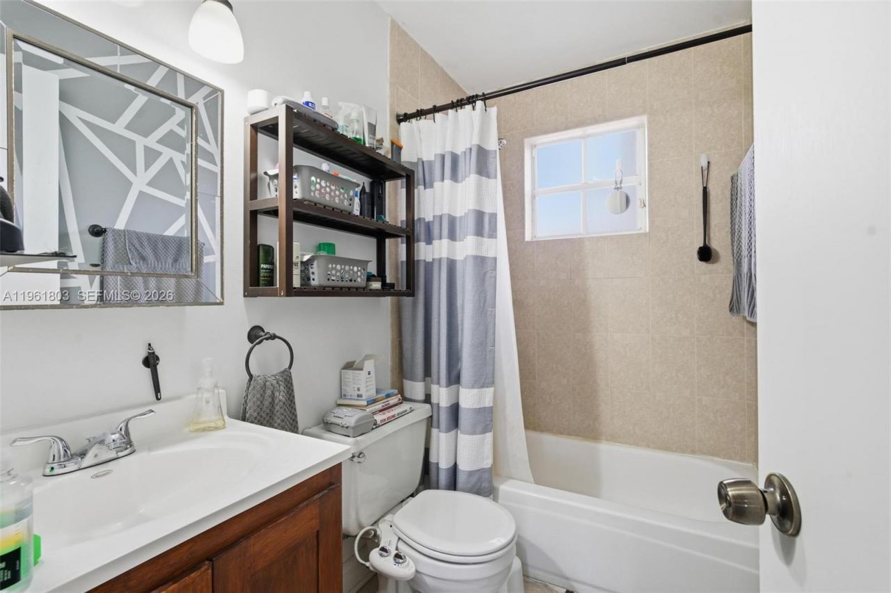 8630 SW 3rd St , Unit 203, Pembroke Pines, FL 33025 Photo