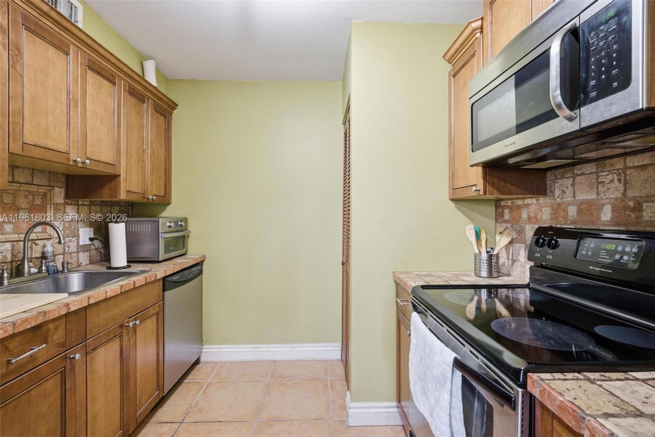 8630 SW 3rd St , Unit 203, Pembroke Pines, FL 33025 Photo