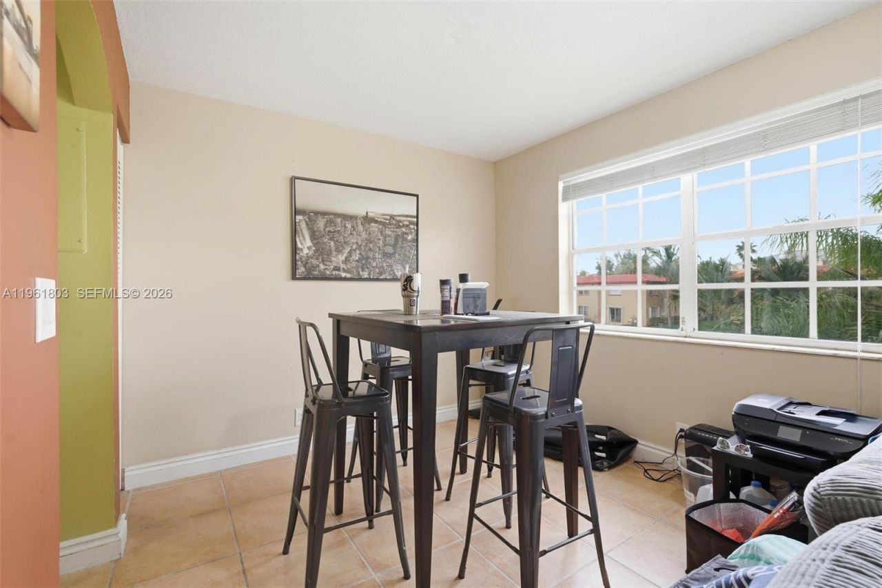 8630 SW 3rd St , Unit 203, Pembroke Pines, FL 33025 Photo