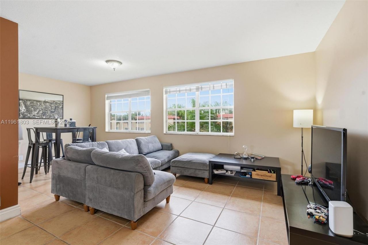 8630 SW 3rd St , Unit 203, Pembroke Pines, FL 33025 Photo