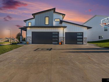 910 Sycamore Drive, Arlington, NE 68022