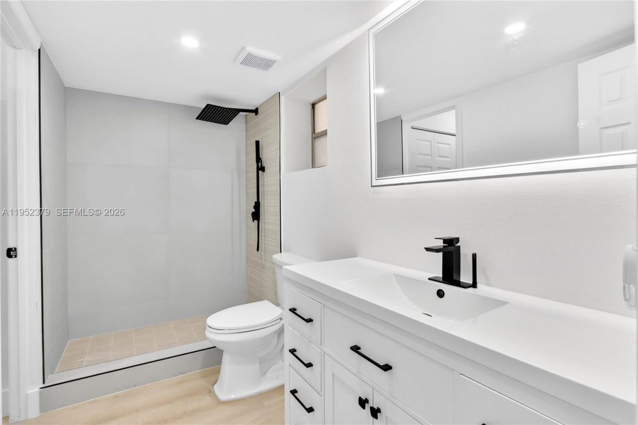 410 SE 2nd St, Unit 114, Hallandale Beach, FL 33009 Photo