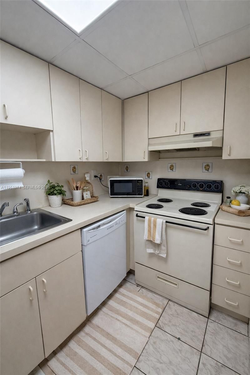 4855 NW 7th St, Unit 409-6, Miami, FL 33126 Photo