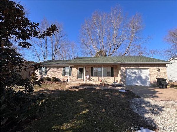 702 Shenandoah Avenue , Cuba, MO 65453