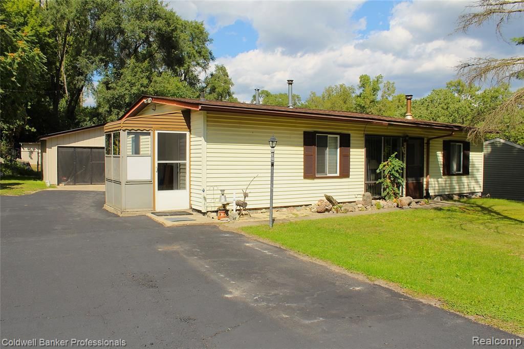 10593 9 Mile Road, Green Oak Township, MI 48189 Main Photo