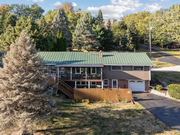 6887 COLONIAL Avenue, Bettendorf, IA 52722