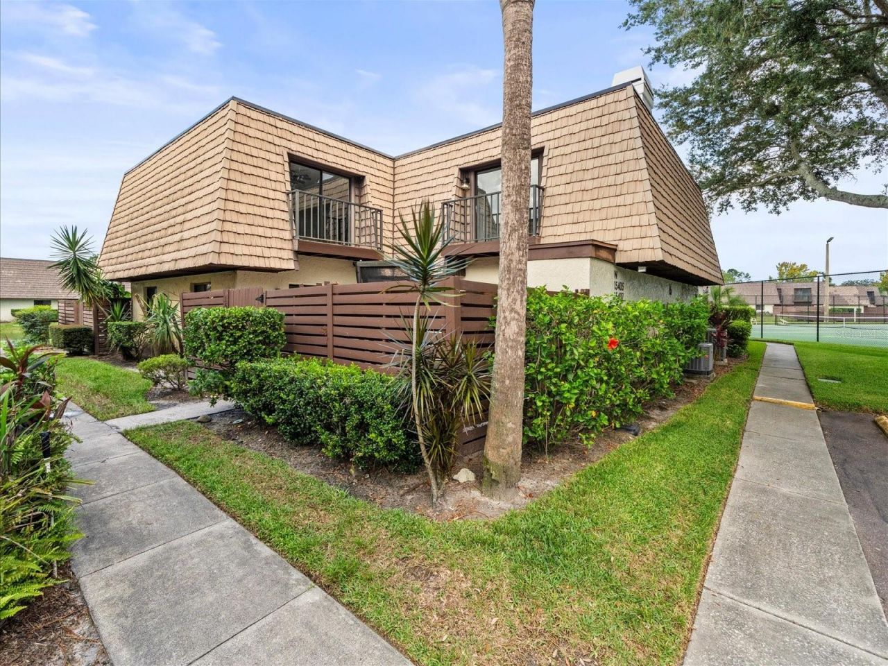 15407 W Pond Woods Drive, Unit 15407, Tampa, FL 33618 Main Photo