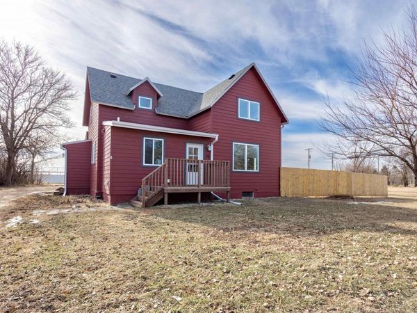 111 W Ash St, Canistota, SD 57012