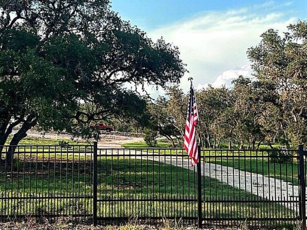 174 Crescent Ridge, Hondo, TX 78009