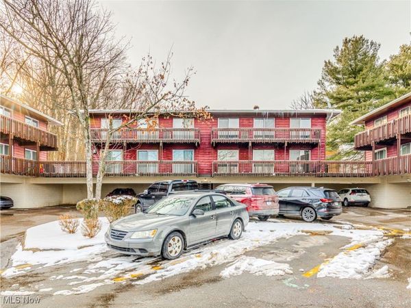 2550 Chamberlain Road, Unit B-4, Fairlawn, OH 44333