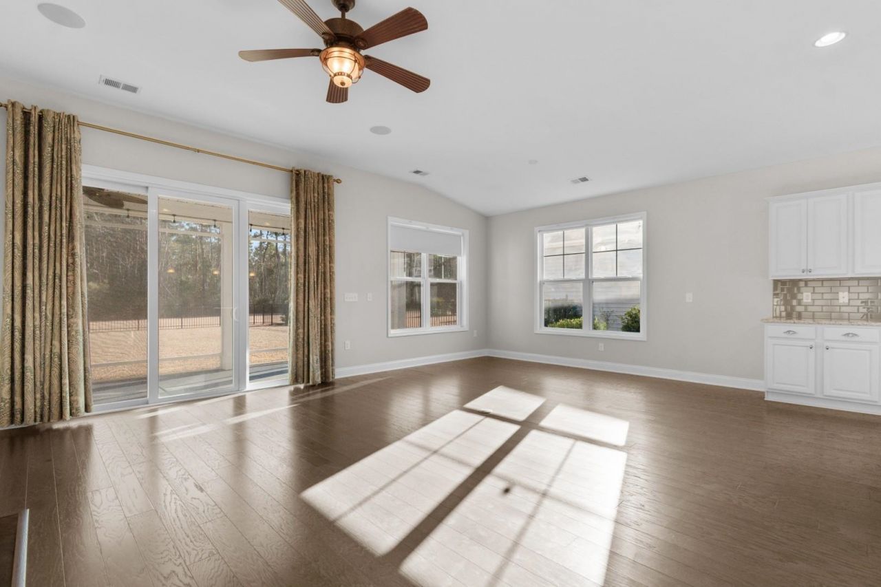 172 Viareggio Rd. Photo 11