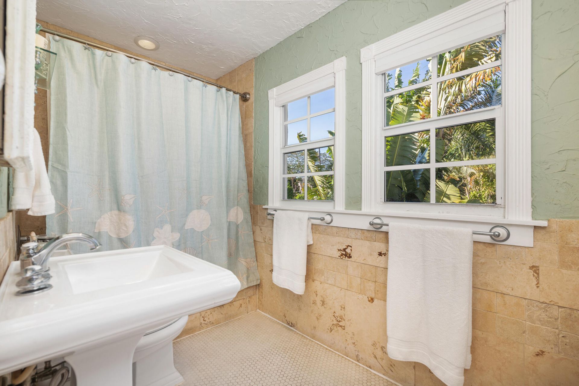 137 Edgewood Drive, West Palm Beach, FL 33405 Photo